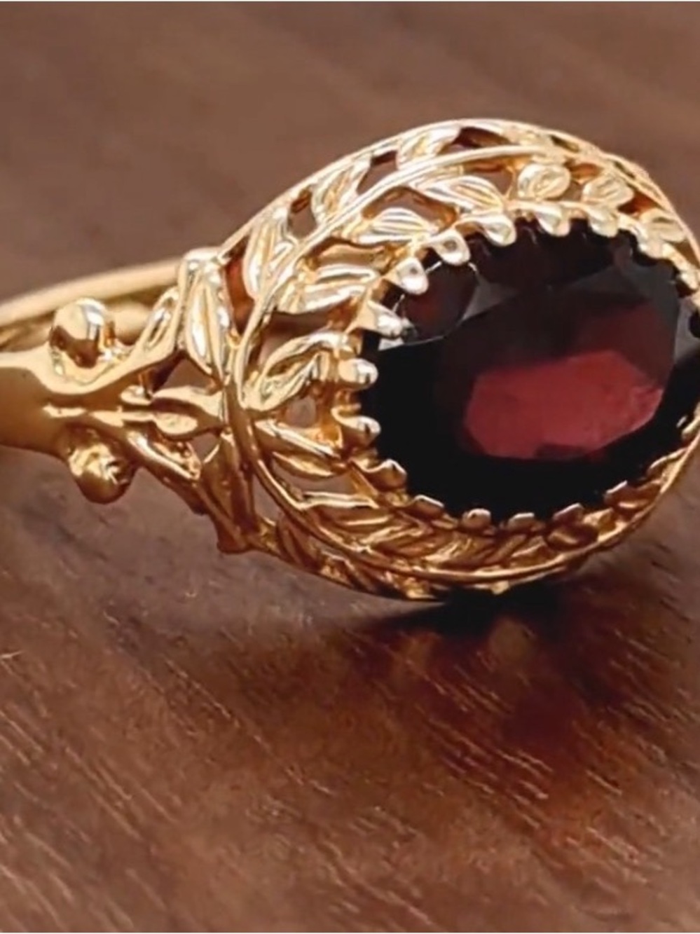 Antique Gold Ring with Deep Red Oval Genuine Garnet - Picture 4 of 9
